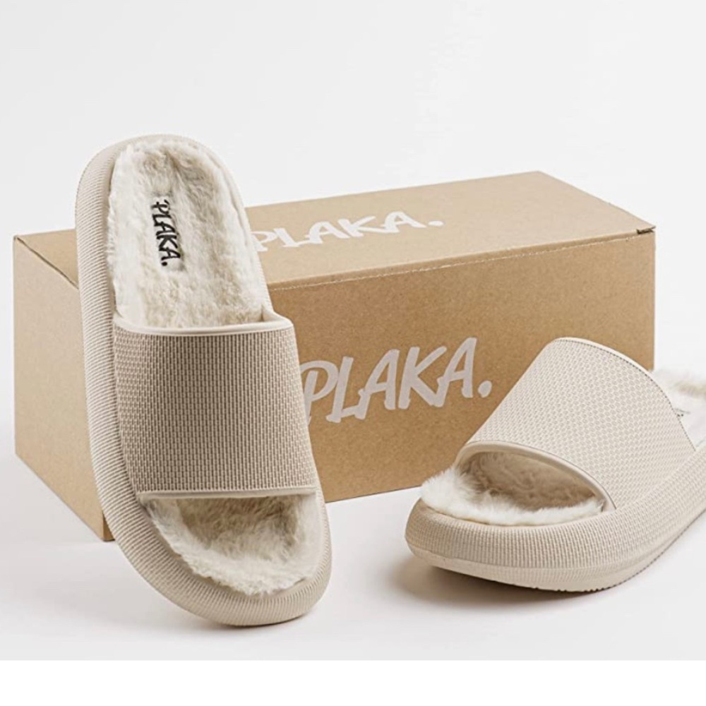 NIB size 8 fur lined slides in a beige color never worn